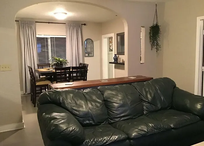 Modern 3/1 House Close To Beaches And Midtown